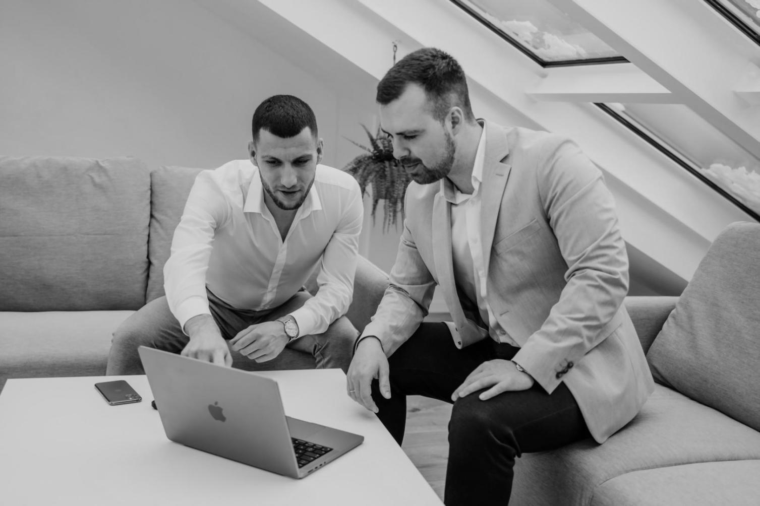 Proces de analiză financiară cu grafice și documente